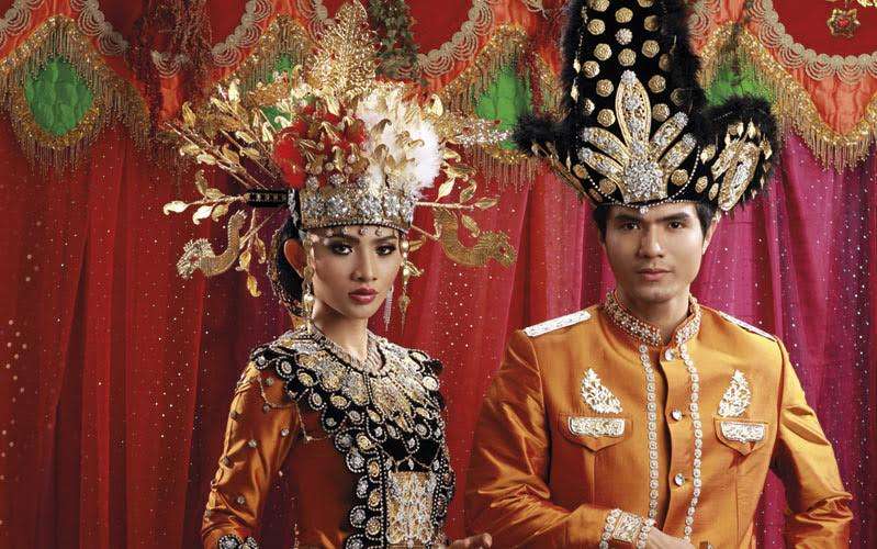 Pengantin tak jarang menggunakan aksesori.