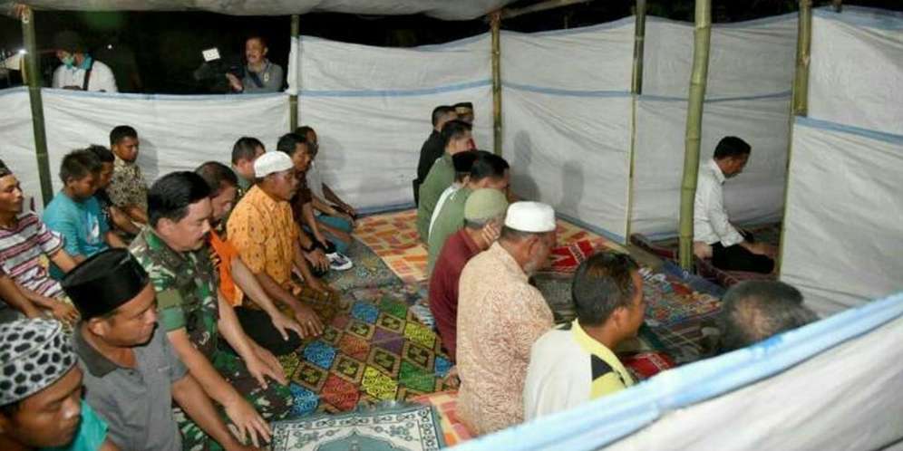 Jokowi jadi imam sholat Maghrib Jokowi jadi imam sholat Maghrib