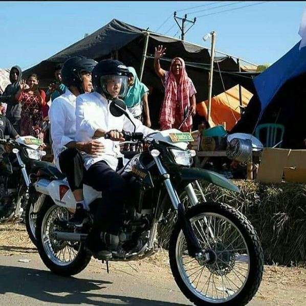 Jokowi dibonceng TGB Jokowi dibonceng TGB