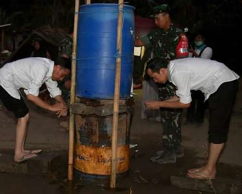 Jokowi maghriban di tempat pengungsian gempa Lombok