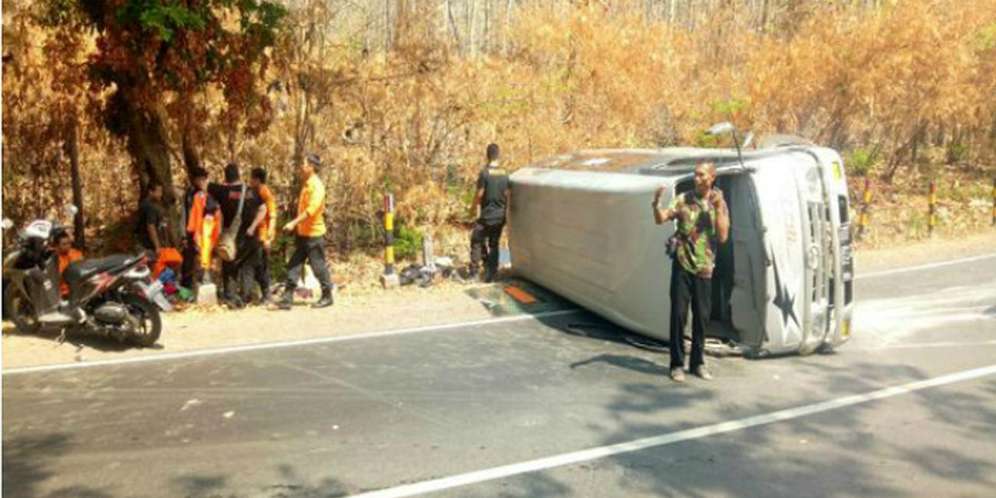 Mobil relawan terguling di Ngawi Mobil relawan terguling di Ngawi