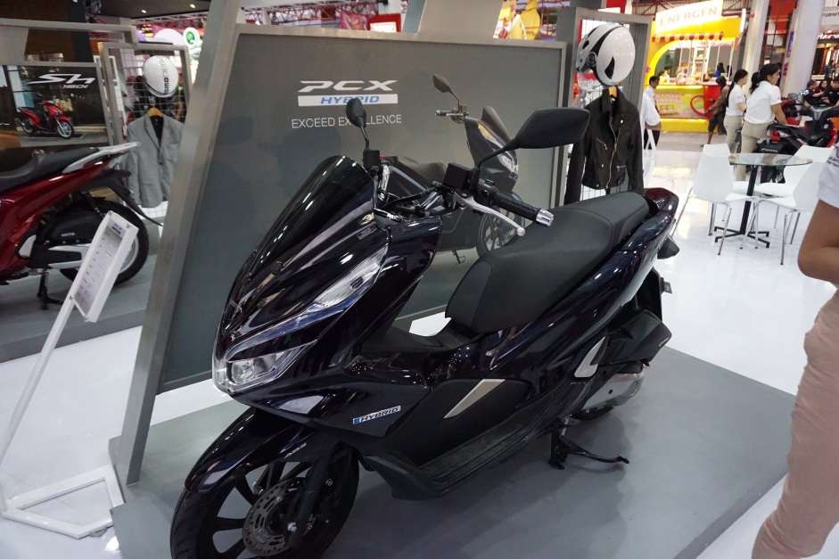 Honda PCX Hybrid Bergaya di GIIAS 2018. Honda PCX Hybrid Bergaya di GIIAS 2018.