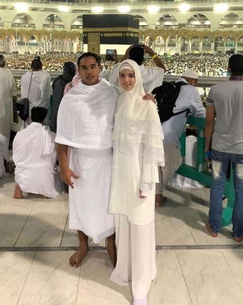 Penampilan Nia Ramadhani di Tanah Suci