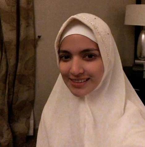 Penampilan Nia Ramadhani di Tanah Suci