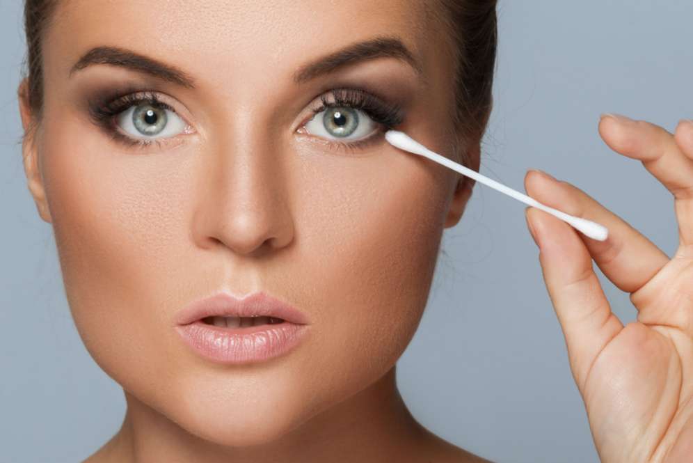 Membersihkan Makeup Berlebihan
