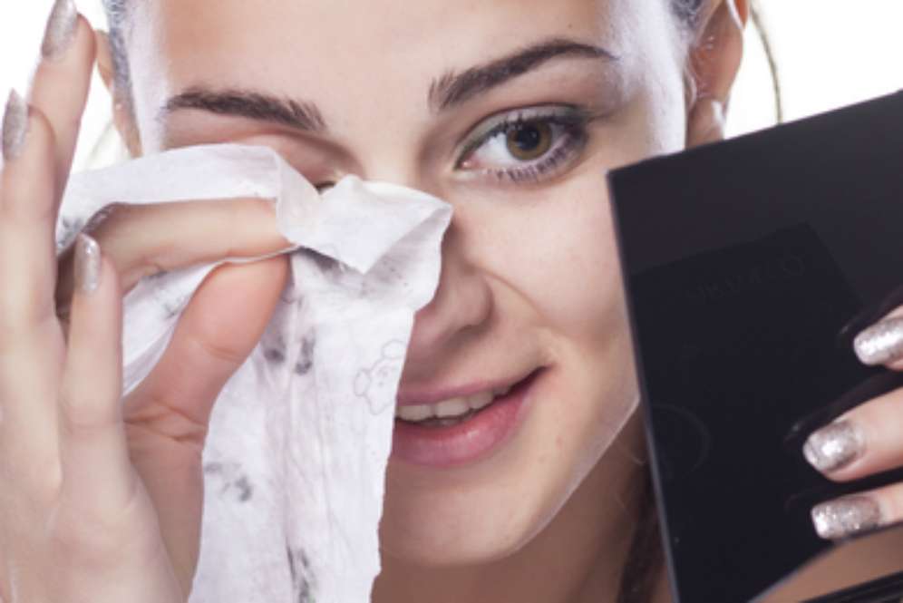 Membersihkan makeup dengan face cloth