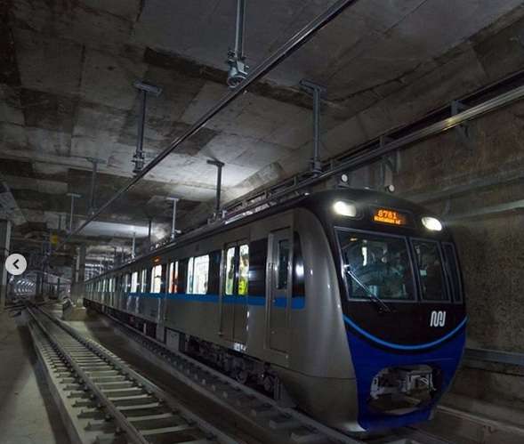 Kereta MRT melaju di jalur bawah tanah.