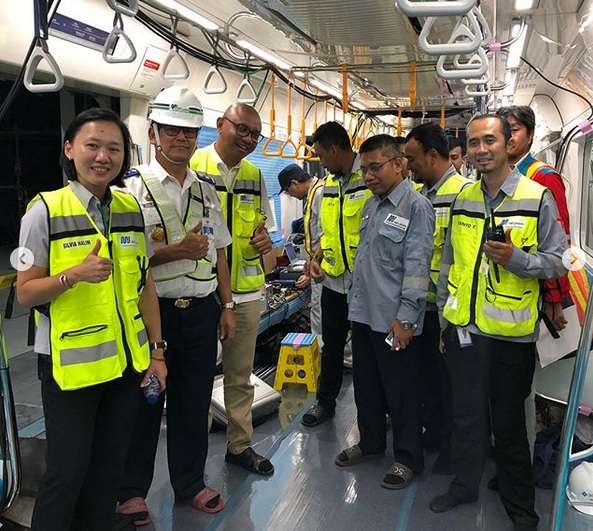 Direksi MRT Jakarta mengecek operasional kereta.