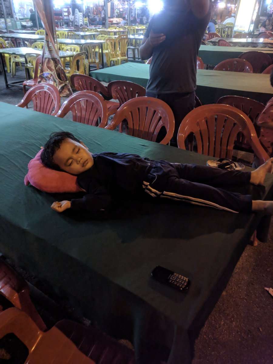 Tertidur di Warung Makan Tertidur di Warung Makan