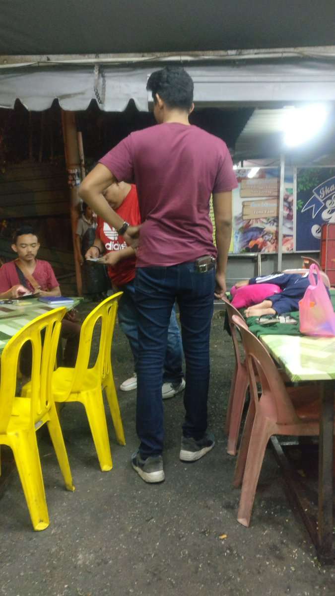Anak Tertinggal di Warung Makan Anak Tertinggal di Warung Makan