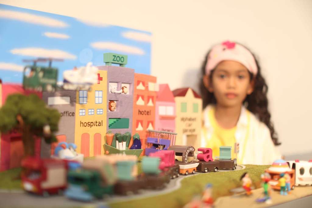 Xylone dan karyanya yang dijadikan miniatur.
