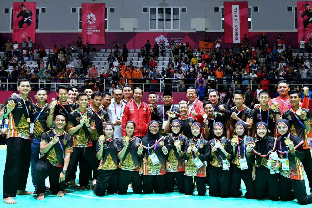 Jokowi dan Prabowo bersama para atlet dan official pencak silat