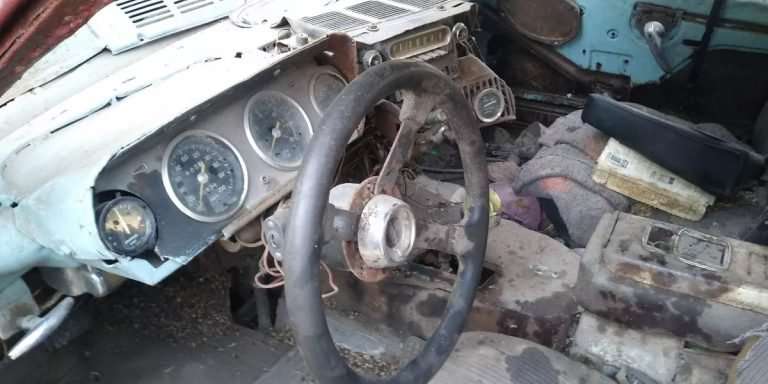 Lihat bagian dalam mobil ini.