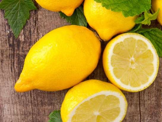Menghilangkan bekas jerawat dengan jeruk lemon