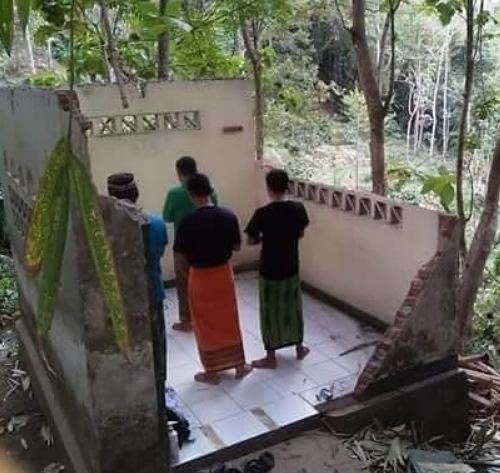Sholat di reruntuhan mushola Sholat di reruntuhan mushola