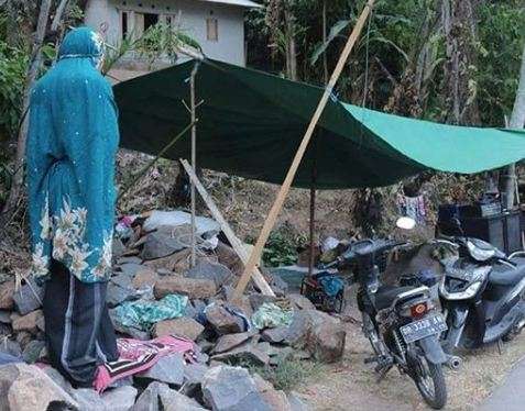 Sholat di reruntuhan mushola Sholat di reruntuhan mushola