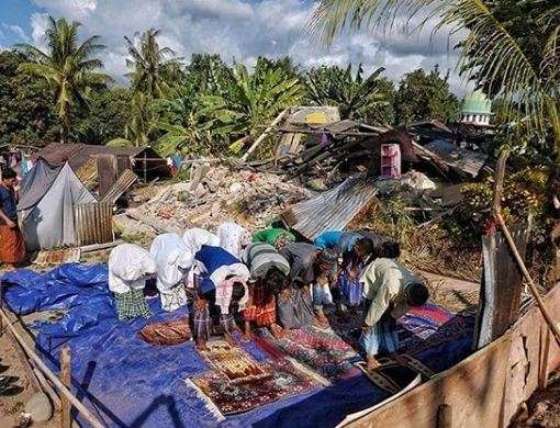 Sholat di reruntuhan mushola Sholat di reruntuhan mushola