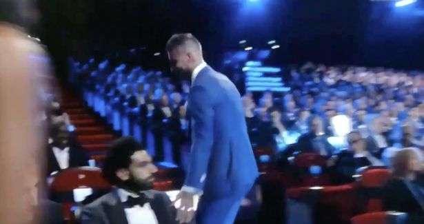 Sergio Ramos sentuh bahu Mohamed Salah