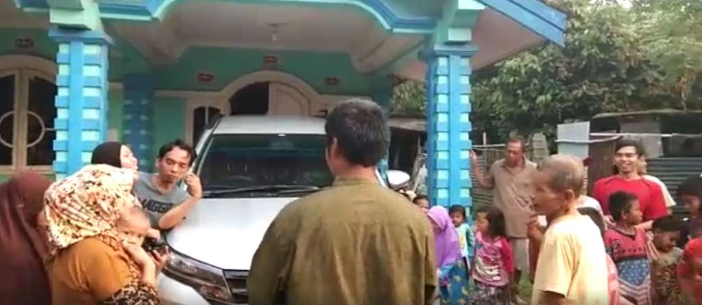Pemilik mobil bersiap menyawer.