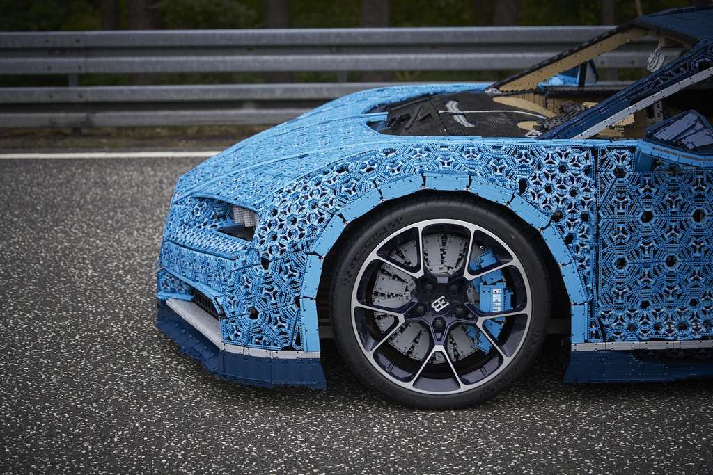 Tiruan mobil ini terdiri dari kepingan Lego.