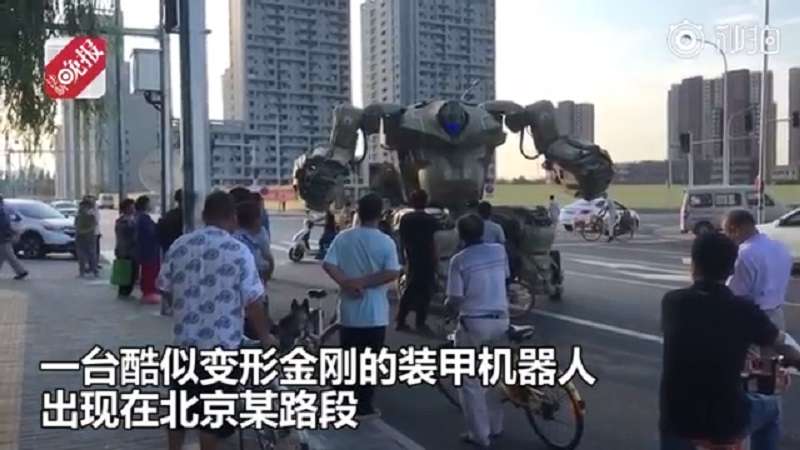 Wuih, ada Transformer di jalan raya.