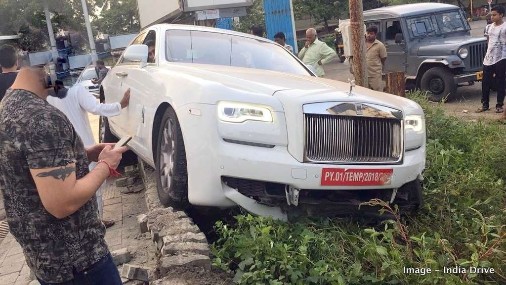 Mobil ini malah kecelakaan.