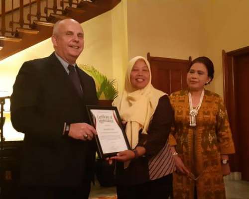 Maizidah menerima penghargaan dari Dubes AS Maizidah menerima penghargaan dari Dubes AS