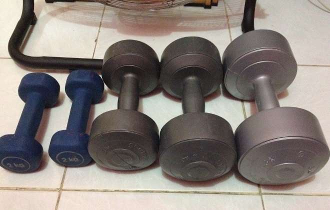 Cara mengecilkan lengan dengan barbel Cara mengecilkan lengan dengan barbel