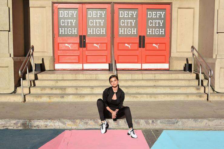 Selena Gomez menggunakan Puma Defy