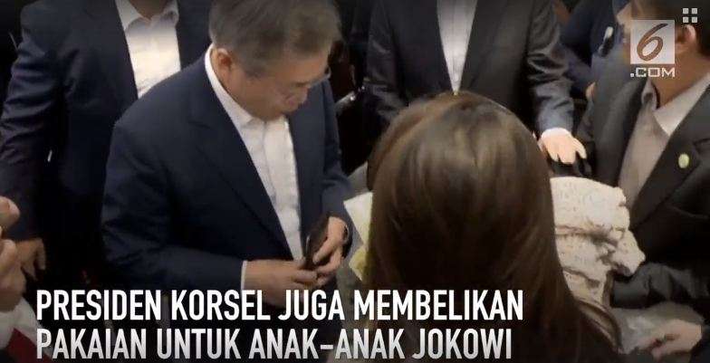 Presiden Korsel langsung mengeluarkan dompet.