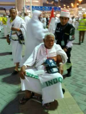 Jemaah haji mengenakan kain ihram buatan dalam negeri