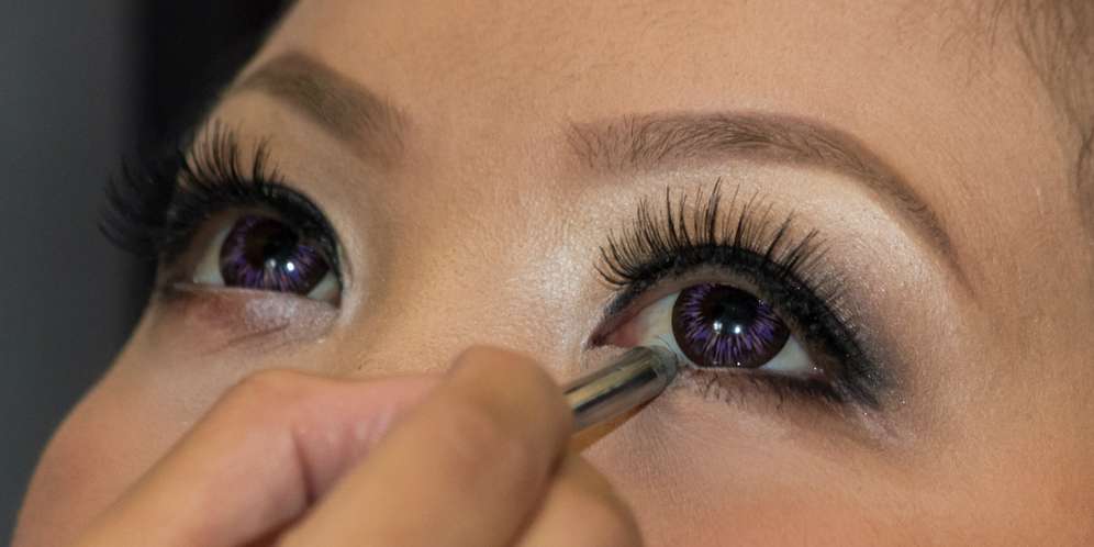 Begini Cara Makeup yang Benar Saat Pakai Soft Lens