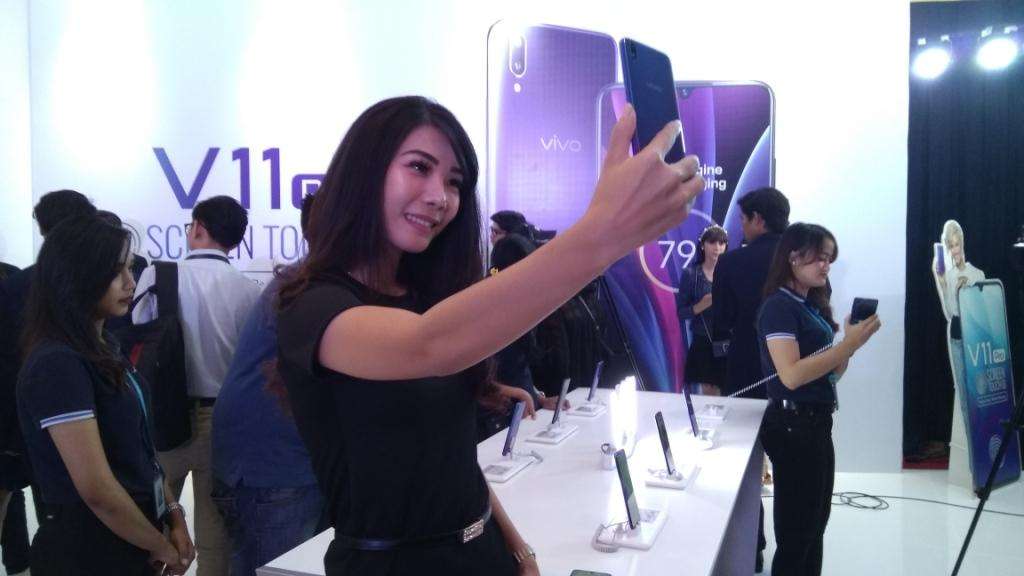 Pecinta selfie juga bisa menikmati fitur asyik V11 dan V11 Pro.