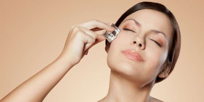 Cara menghilangkan kantung mata hitam dengan es batu