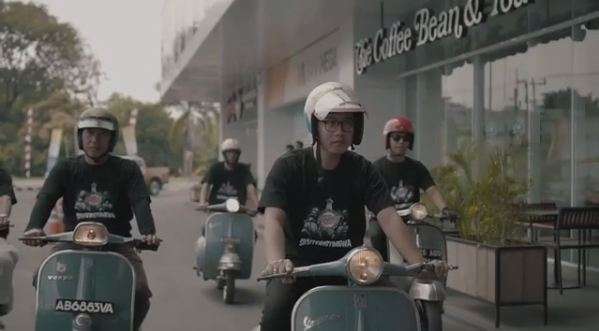 Gibran menaiki skuter Vespa bersama teman-temannya.