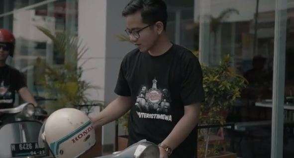 Malah pakai helm Honda.