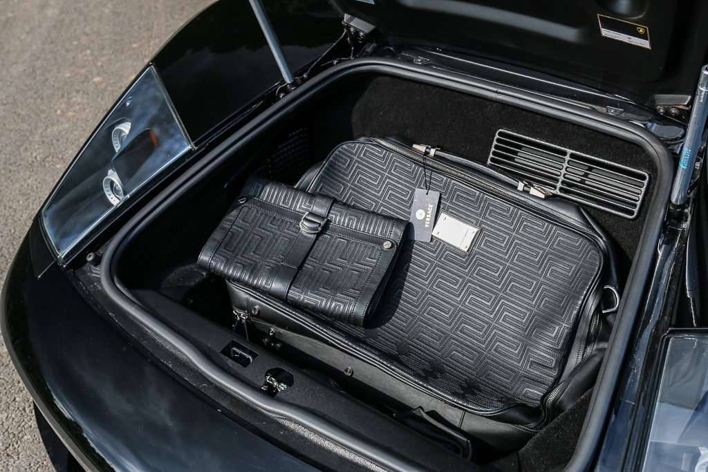 Ada koper mewah juga di bagasi Lamborghini Versace.