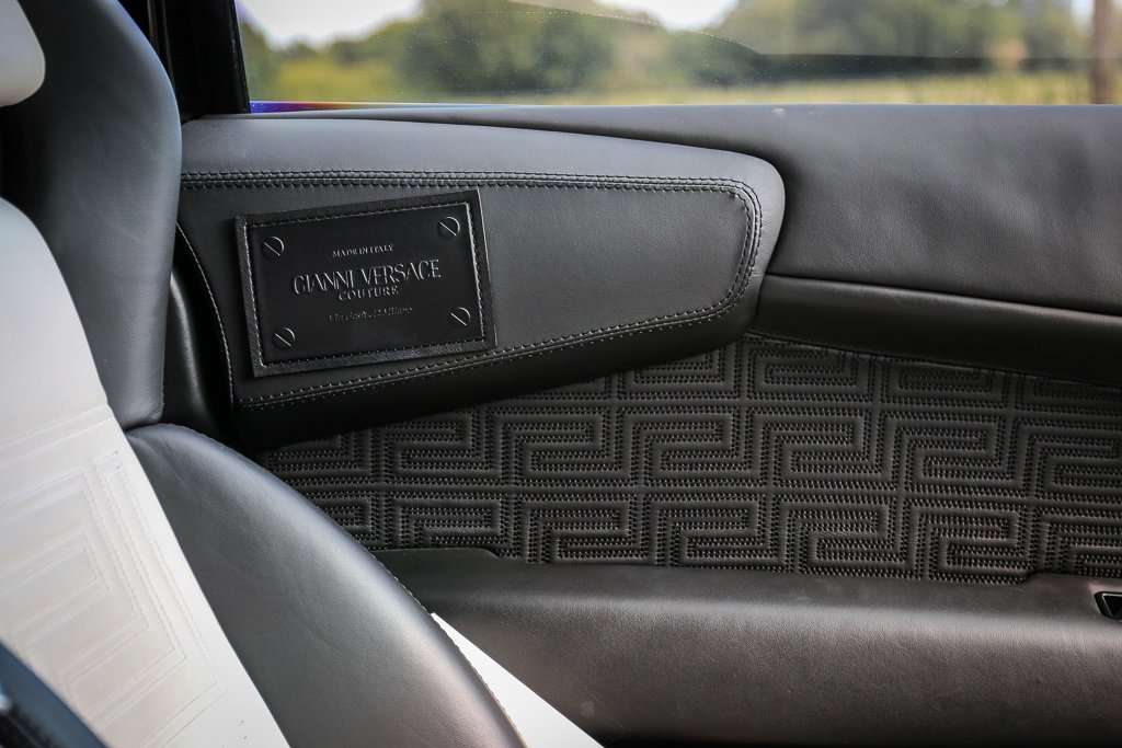 Logo Gianni Versace di pintu mobil.