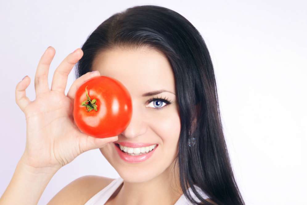 5 Cara Mudah Menghilangkan Mata Panda dengan Tomat