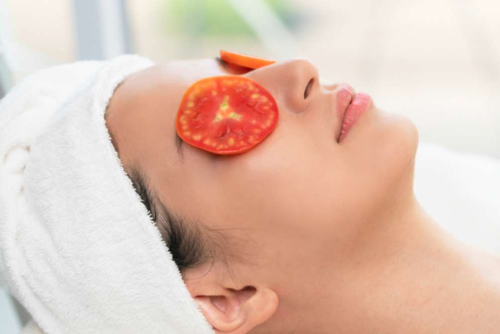 5 Cara Mudah Menghilangkan Mata Panda dengan Tomat