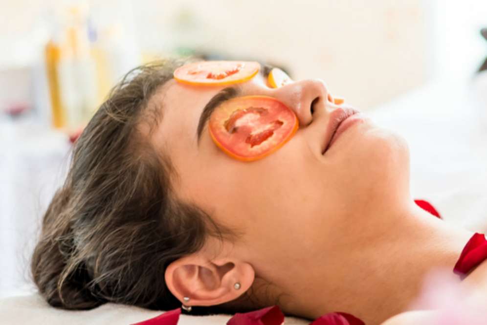 5 Cara Mudah Menghilangkan Mata Panda dengan Tomat