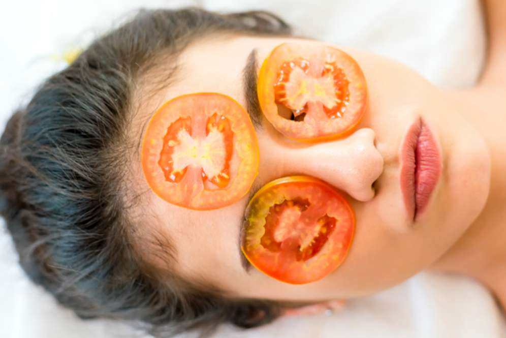 5 Cara Mudah Menghilangkan Mata Panda dengan Tomat