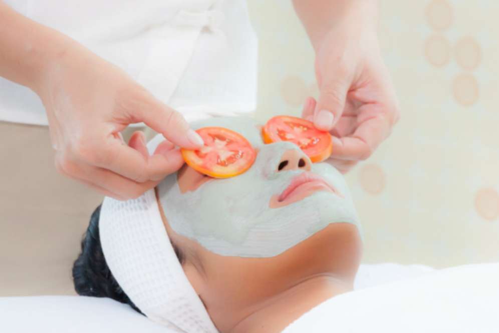 5 Cara Mudah Menghilangkan Mata Panda dengan Tomat