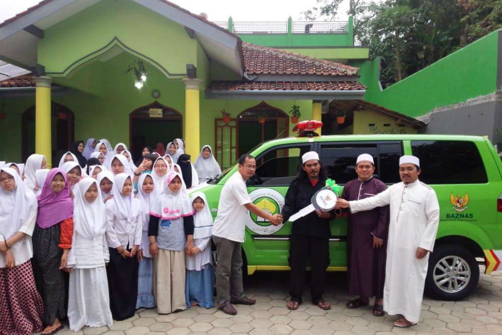 Bantuan Ambulans Baznas untuk Pesantren Nurul Iman