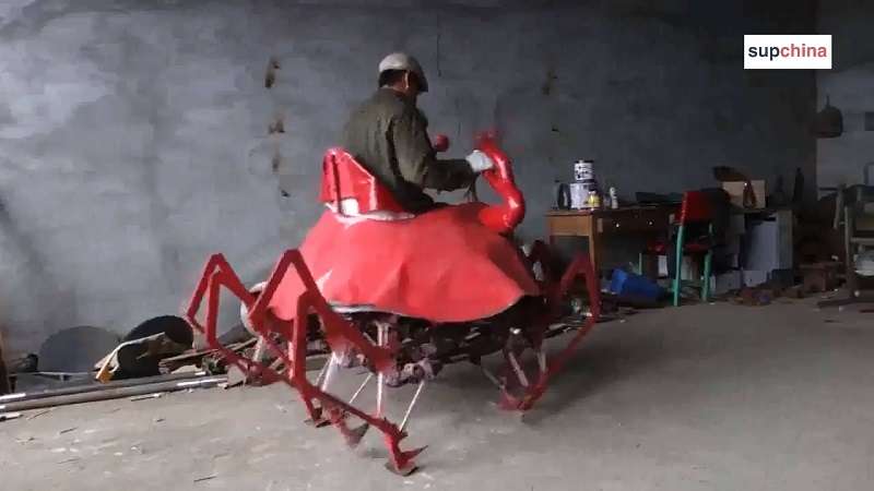 Mobil berbentuk kepiting.