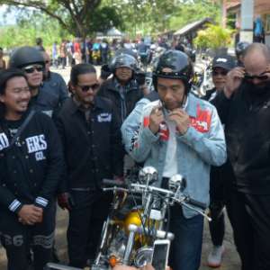 Jokowi mengendarai Royal Enfield Bullet 350 Jokowi mengendarai Royal Enfield Bullet 350