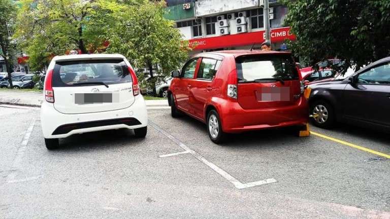 Foto mobil merah yang kena denda.