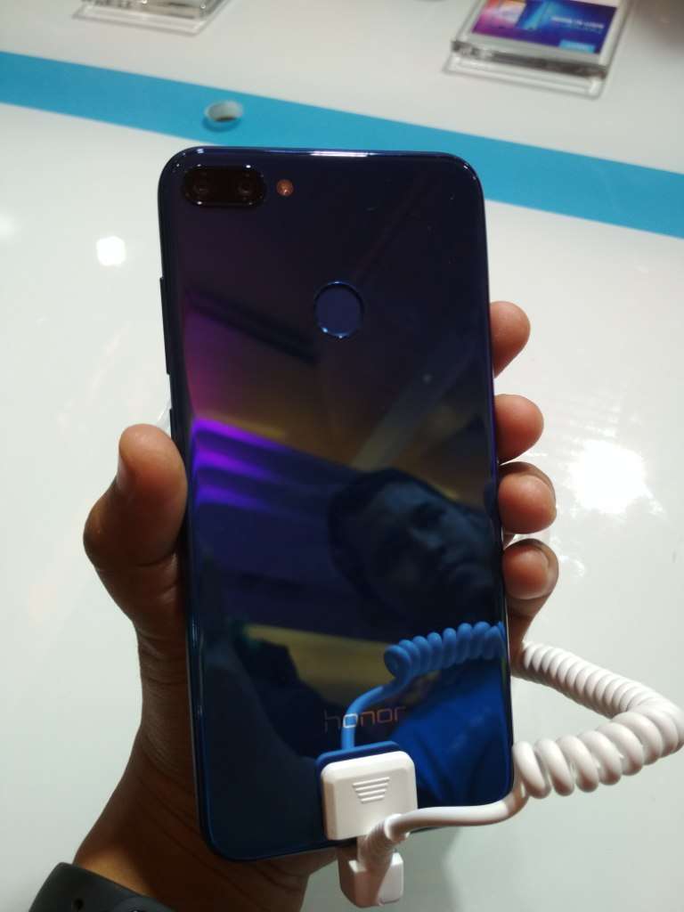 Honor 9i memiliki dual kamera di bagian belakang.