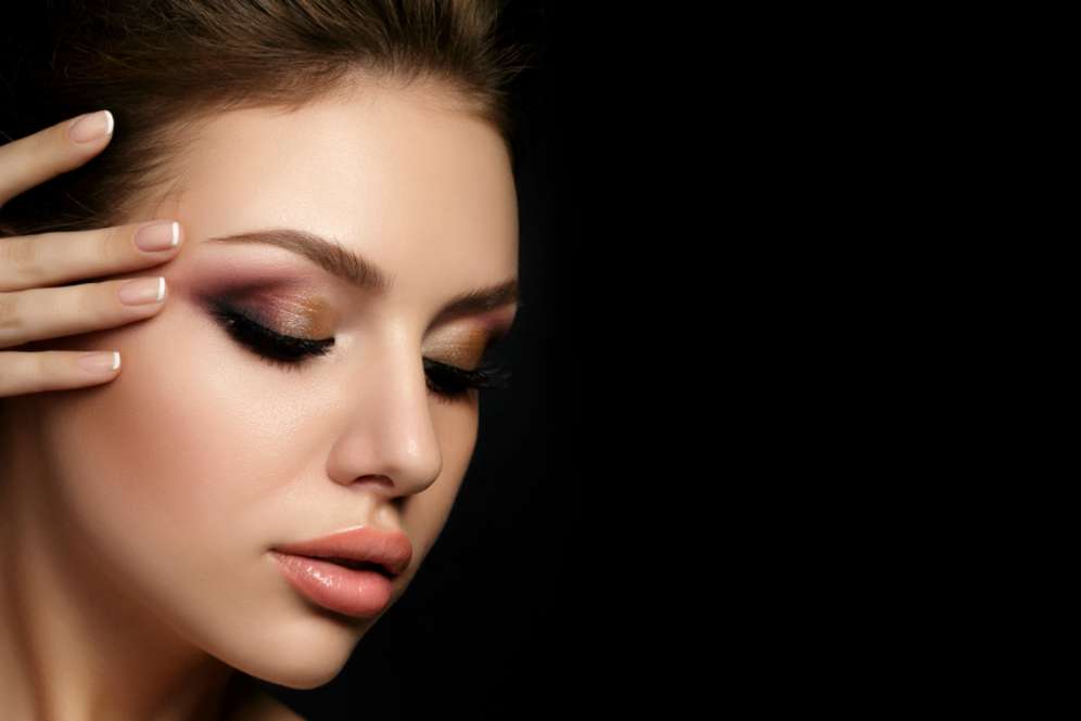 5 Langkah Membuat Riasan Smokey Eyes