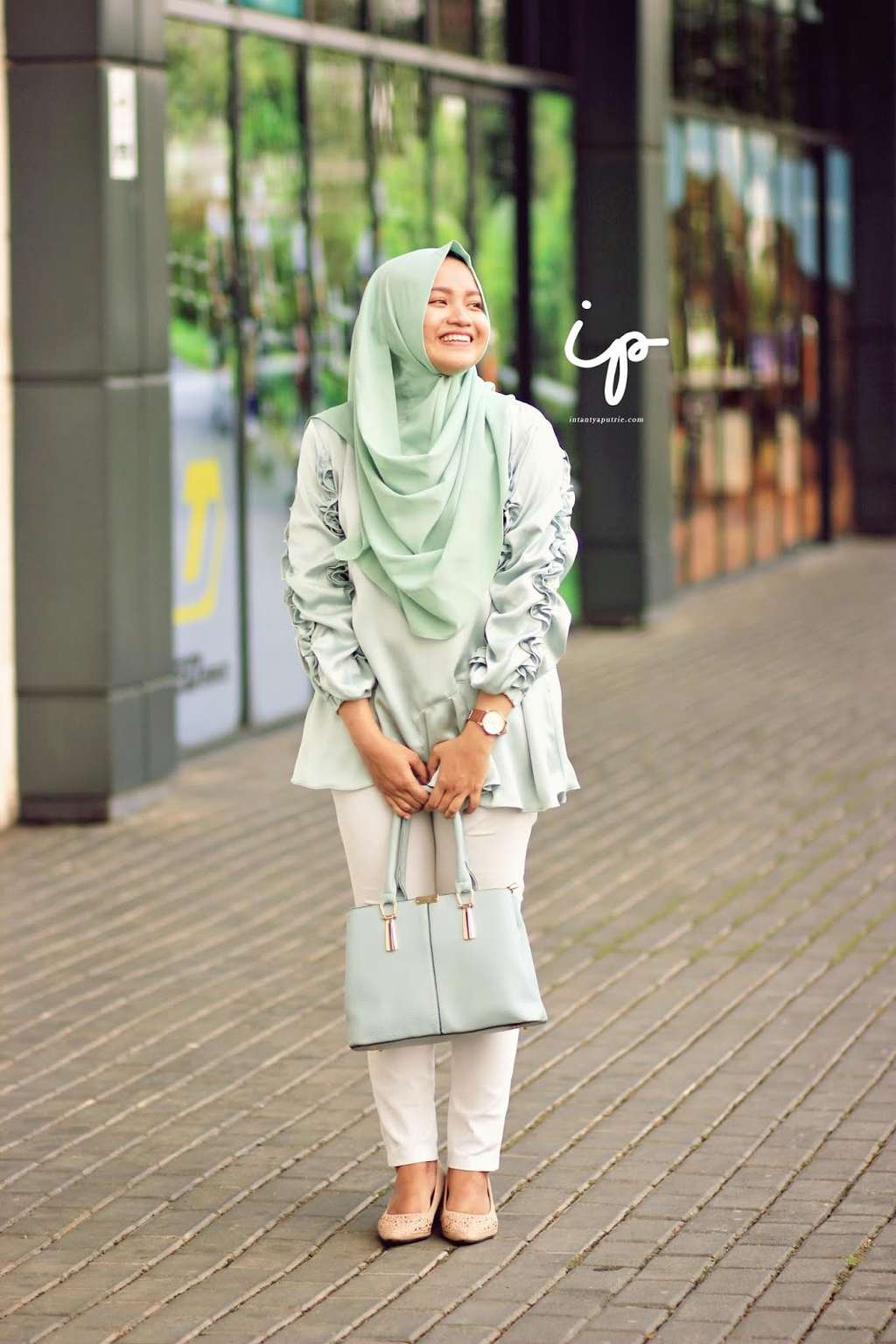 http://www.intantyaputrie.com